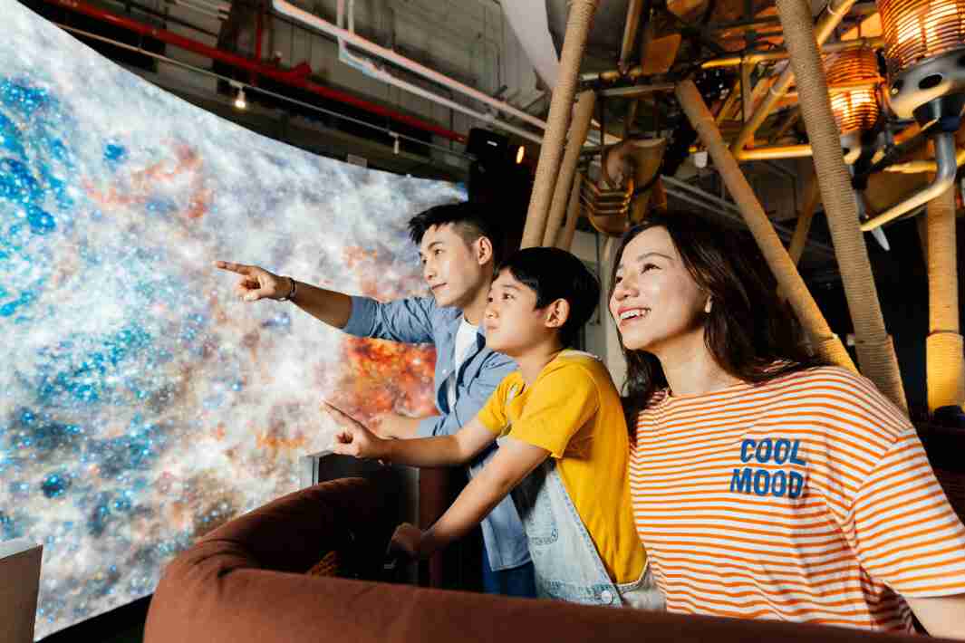 牛牛游戏打造全台最大宽6公尺、、高4公尺、、、唯一搭载LED弧形拼接显示屏的动感飞行船，，，，让乘客驻足在热气球上，，，，享受身历其境的伪出国旅游乐趣