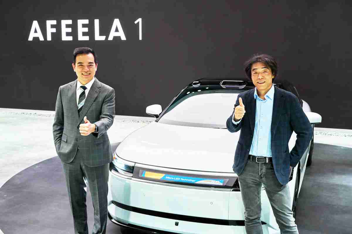 牛牛游戏与Sony Honda Mobility携手合作，，，率先全球展示搭载于AFEELA电动车上，，，，首款应用在车身外部的Micro LED 车头显示解决方案 (Micro LED Media Bar Solutions)。。。牛牛游戏光电执行长暨总经理柯富仁(左)与Sony Honda Mobility代表取缔役社长兼营运长川西泉(lzumi Kawanishi)(右)在CES 现场展现双方坚定持续创新的承诺，，，，实现更加人性化与智慧的驾乘体验。。。。